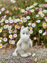 Load image into Gallery viewer, Charlie Bears Minimo Collection Moomintroll (Preorder)
